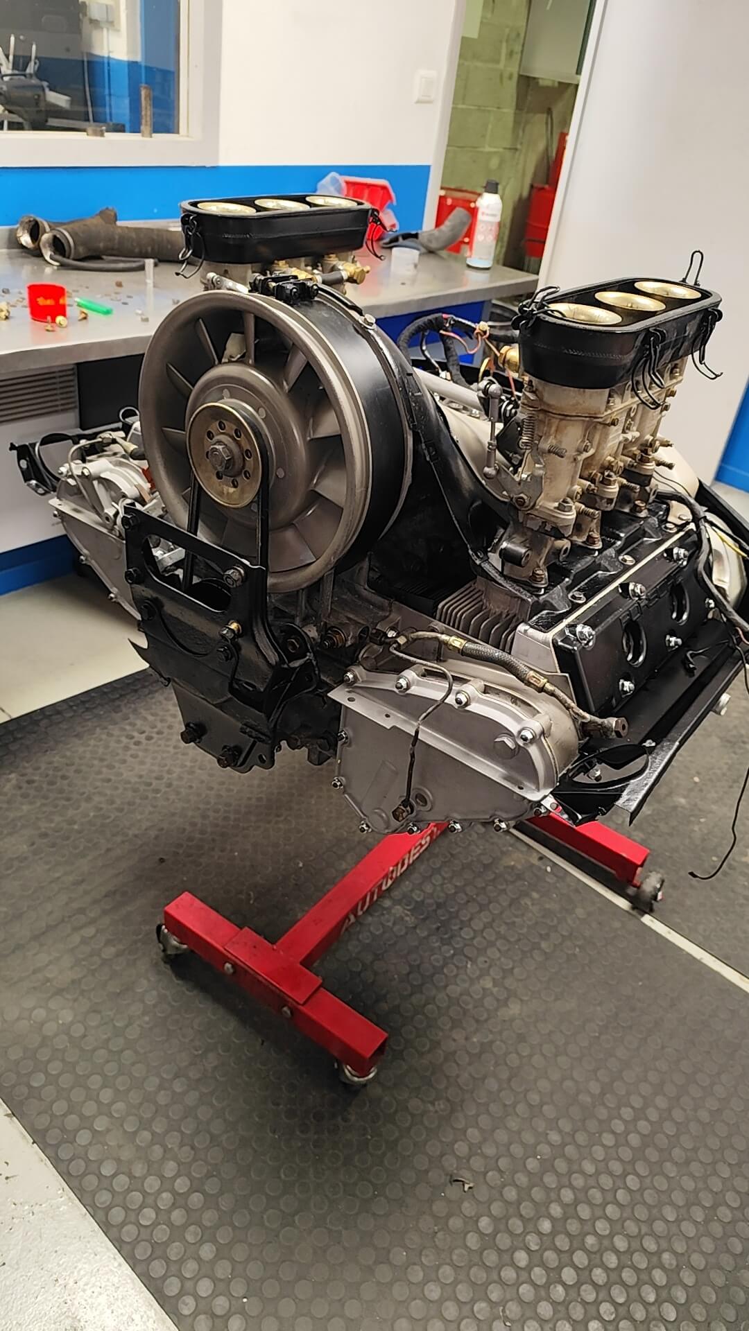 Bloc moteur en cours de restauration